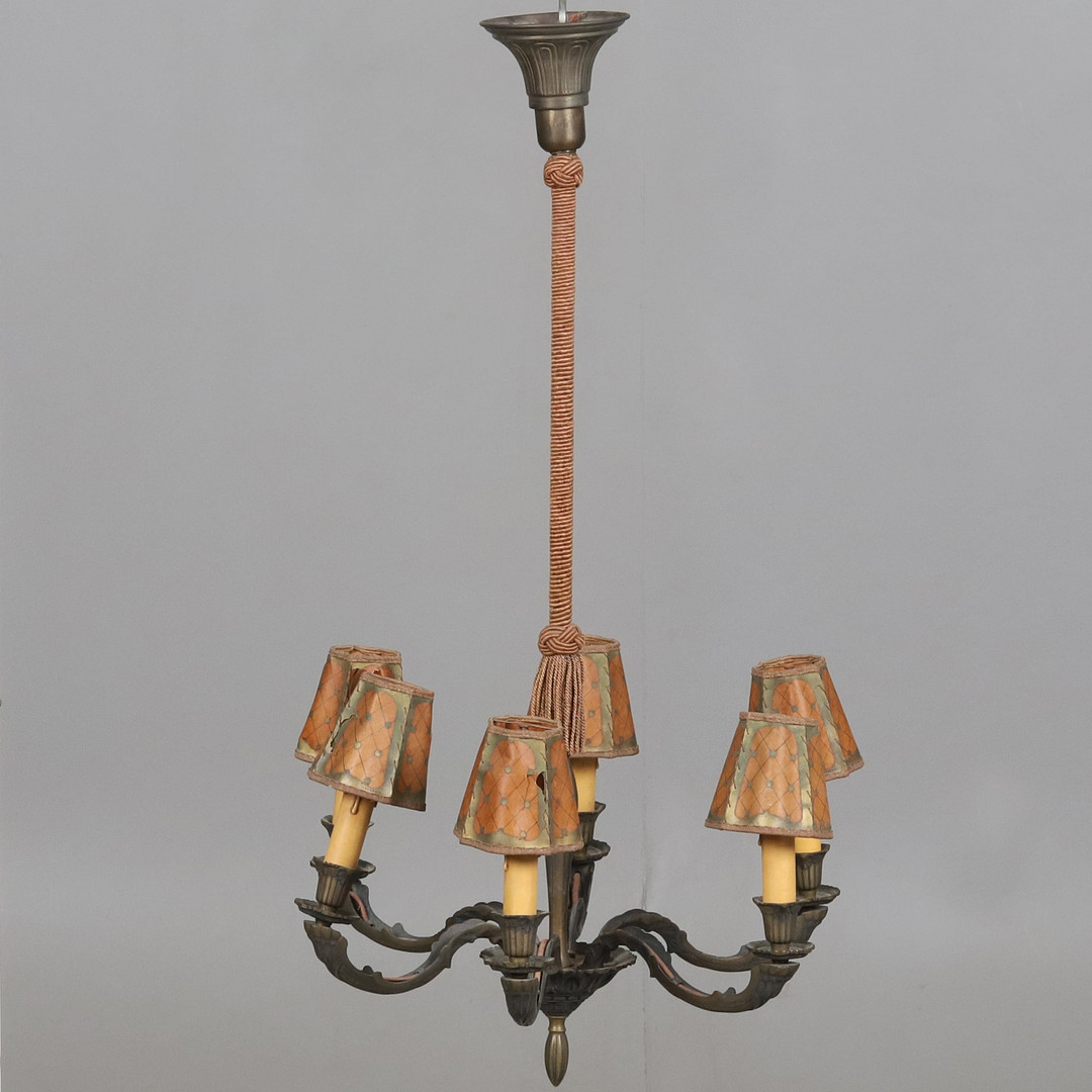 TAKLAMPA. Patinerad gulmetall, 6 armad, omkring 1930-tal.