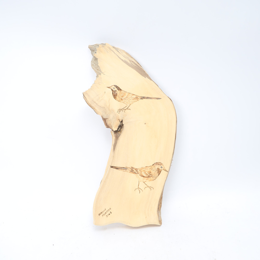 BERNDT PERSSON. Träskuren relief med pyrografi, motiv med fåglar, signerad och daterad 2003.