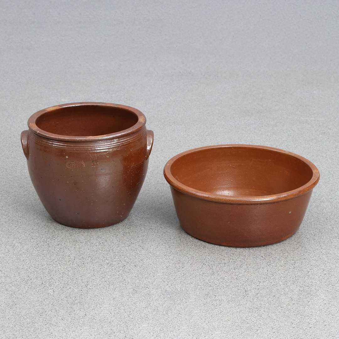 HELSINGBORG, KRUS OCH SKÅL. Saltglaserat stengods. 1880-1922.