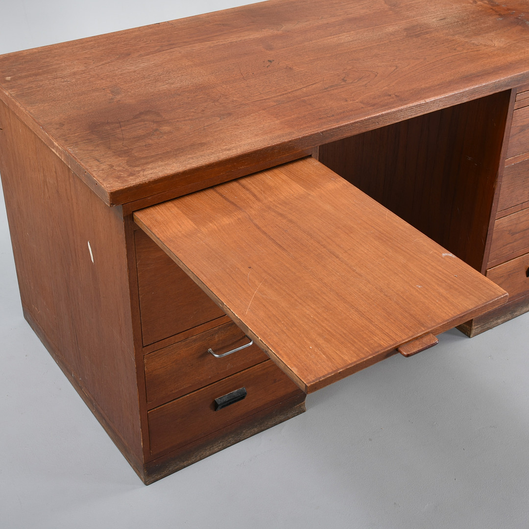 BJERRINGBRO SAVVÆRK. Skrivebord i teak, front med syv skuffer. Sverige, midten af 1900-tallet.