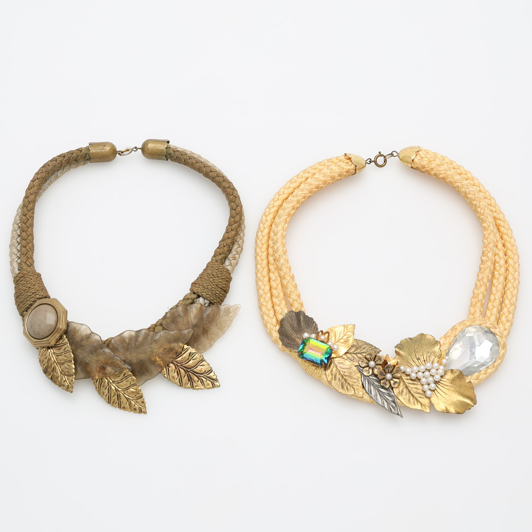 HALSBAND, 2 st, metall & plast, 1900-tal.