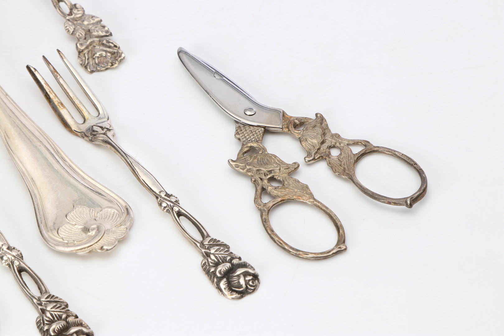 PARTI SILVERBESTICK, 9 DELAR. Vikt exklusive saxen ca 260 gram.