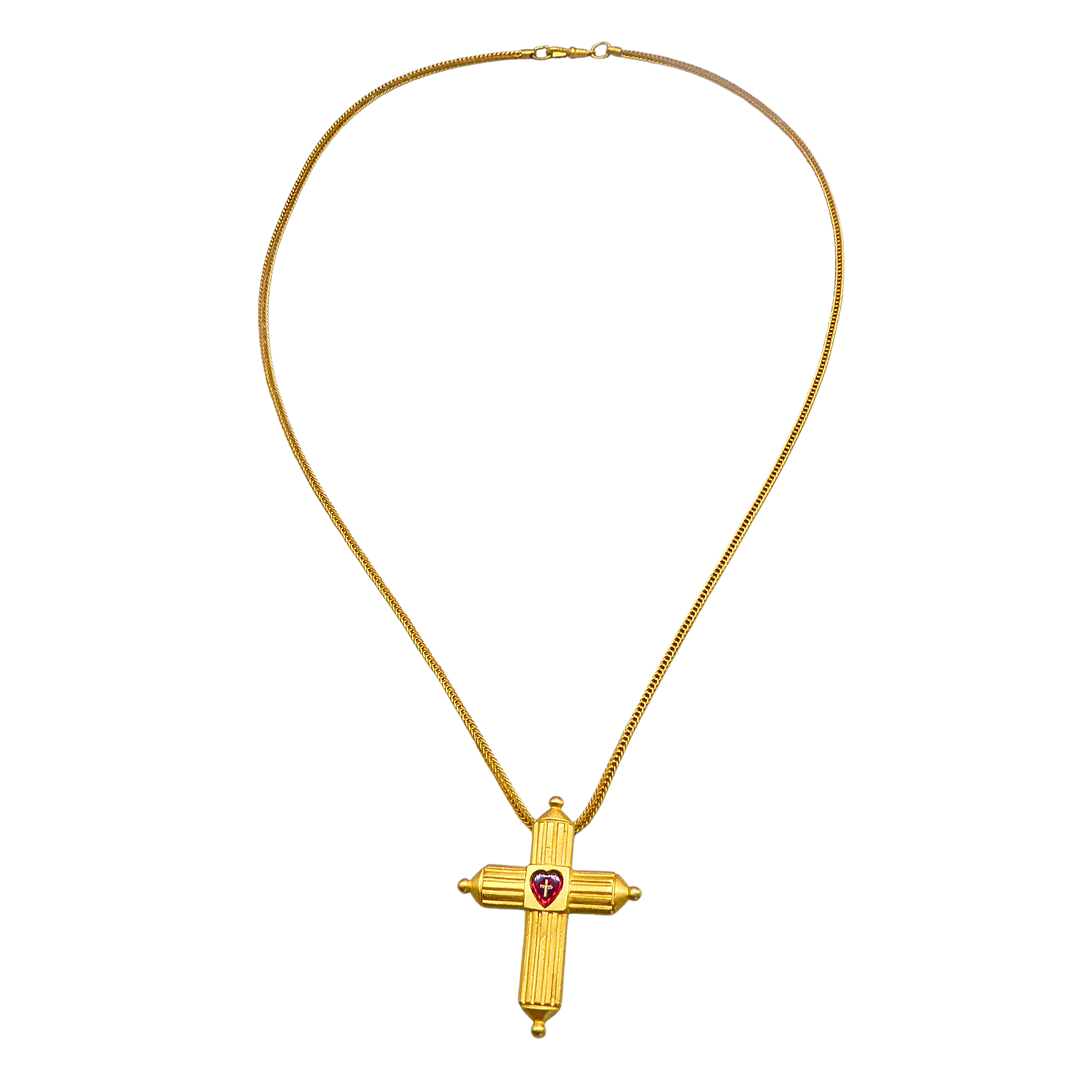 ANTIKER KREUZANHÄNGER MIT KETTE UND ROTEM HERZ.