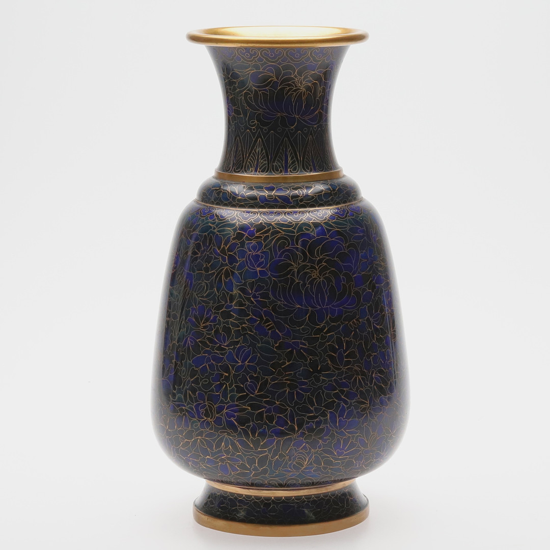 VAS. Cloisonne, floral dekor i blått, grönt och svart, 1900-tal.
