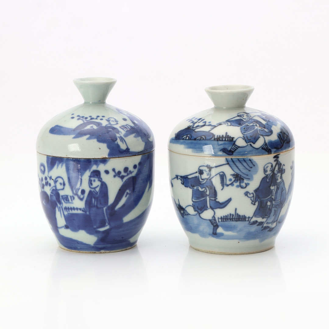 BONBONJÄRER, TVÅ ST. Porslin med blåvit dekor. Kina, 1800-tal.