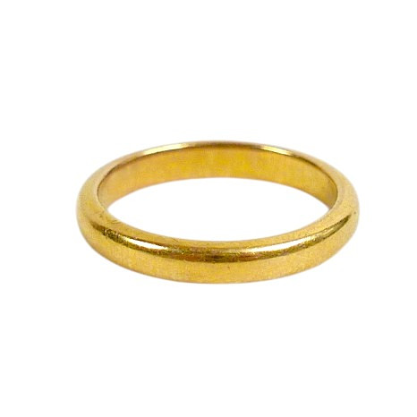 A 22CT YELLOW GOLD BAND RING.