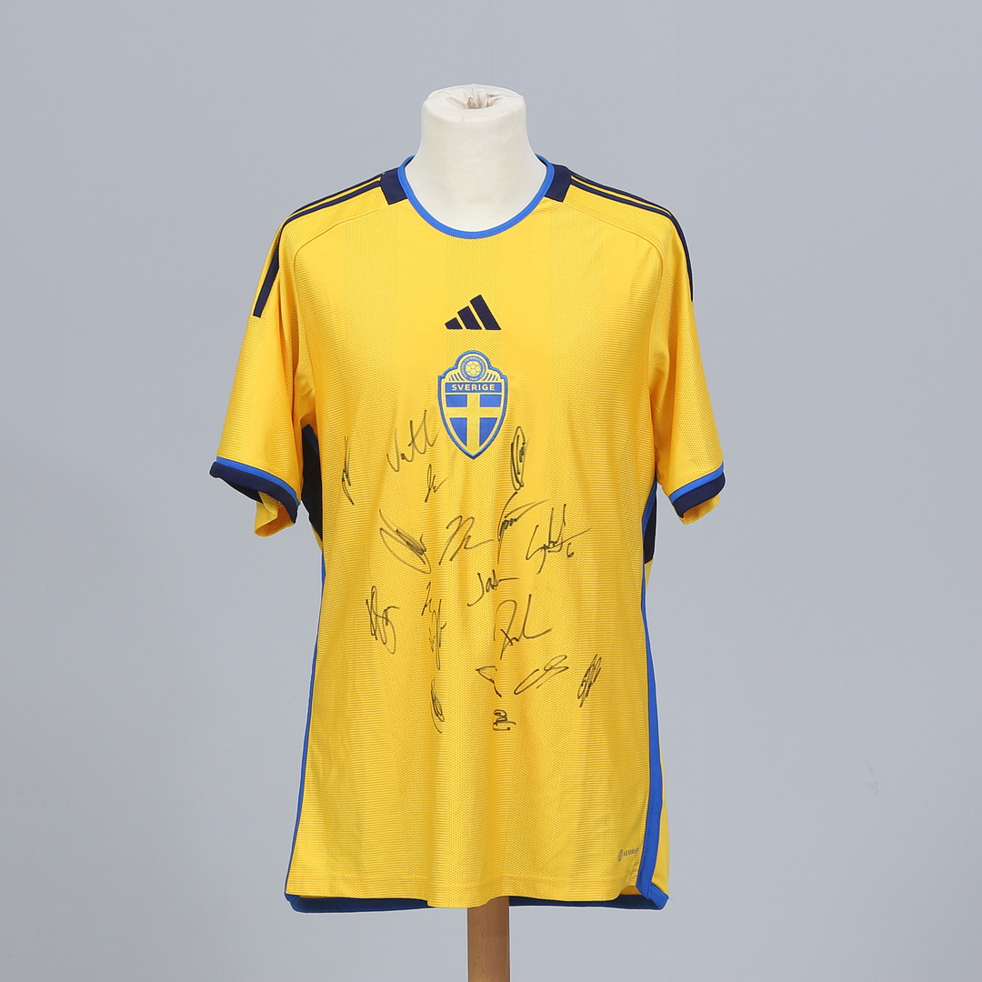 SUPPORTERTRÖJA, med autografer från delar av svenska herrlandslaget. Autografer av b.la. Viktor Gyökeres. 2023.