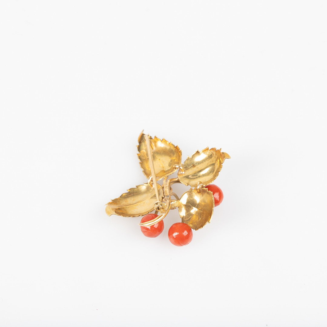 BROSCH, 18K guld med skuren korall, Bologna, Italien.