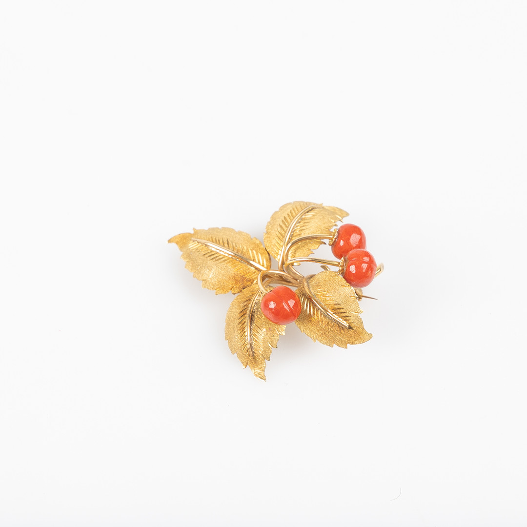 BROSCH, 18K guld med skuren korall, Bologna, Italien.