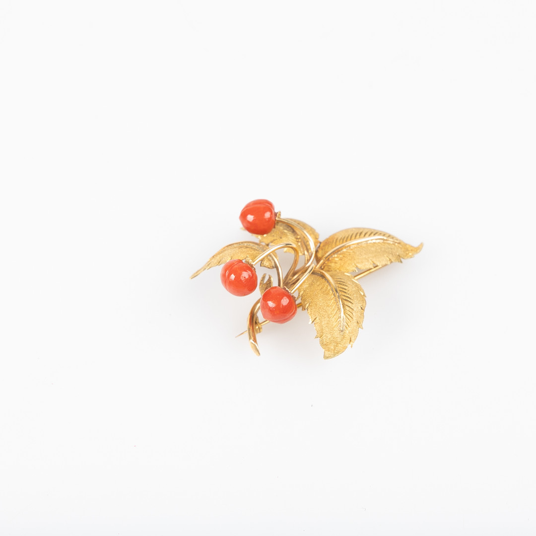 BROSCH, 18K guld med skuren korall, Bologna, Italien.