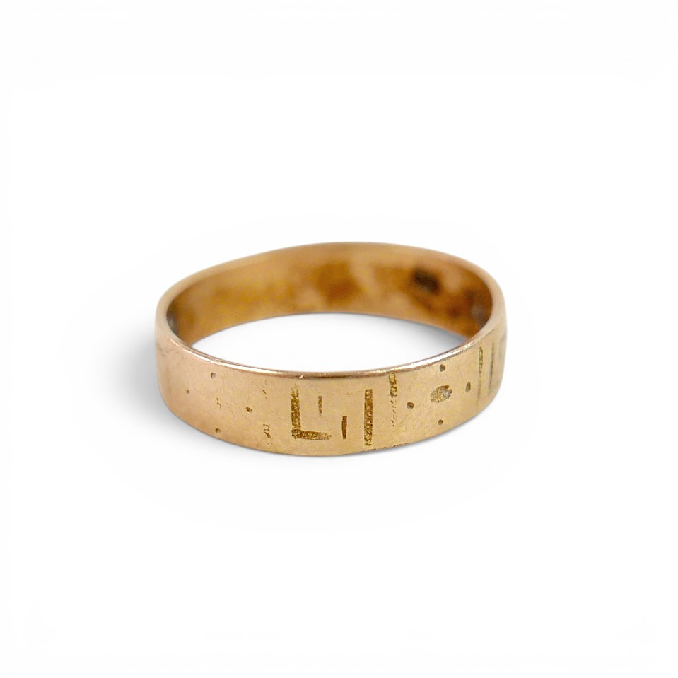 AN 18CT YELLOW GOLD BAND RING.