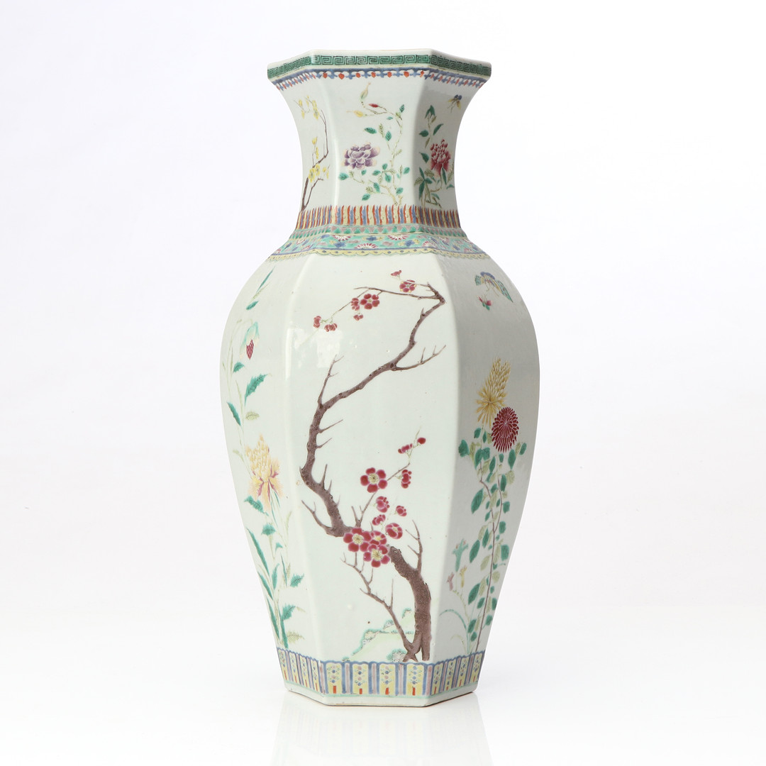 VAS. Porslin med polykrom dekor. Kina, Jiaquing 1796-1820. Märkt undertill.