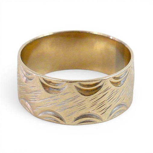 AN 18CT YELLOW GOLD BAND RING.