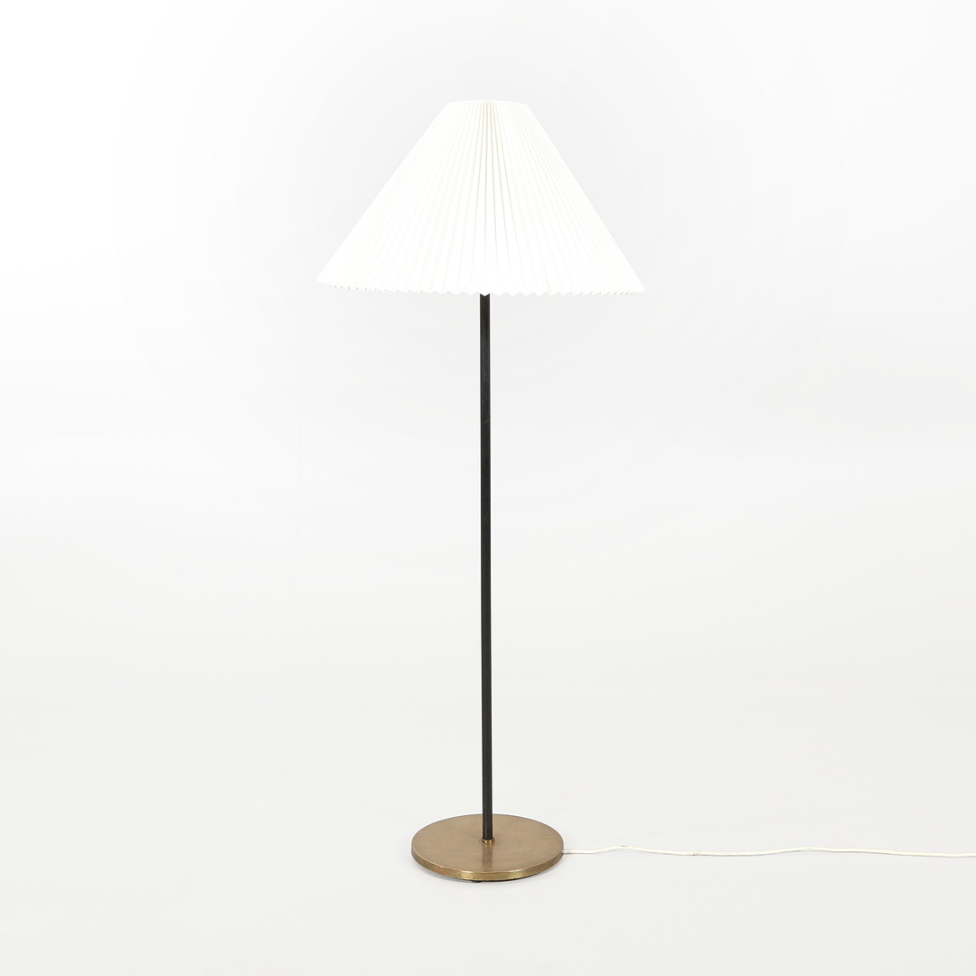 DANSK DESIGN. Standerlampe af messing, 1950'erne.