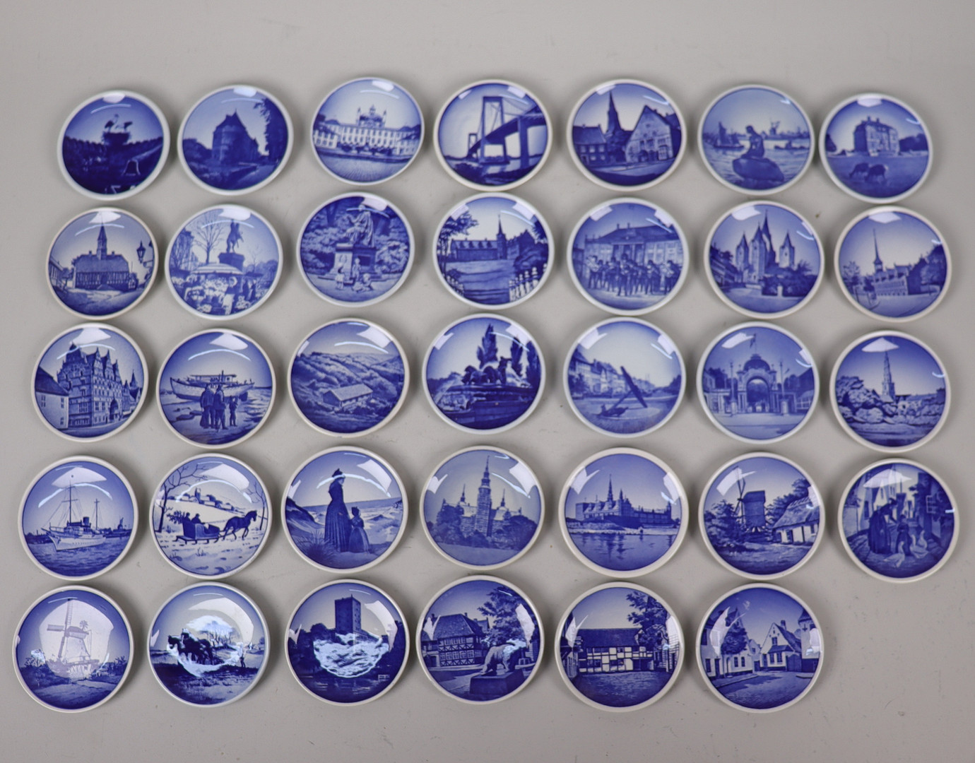 MINIATYRTALLRIKAR, porslin med danska motiv, Aluminia och Royal Copenhagen, 34 st.