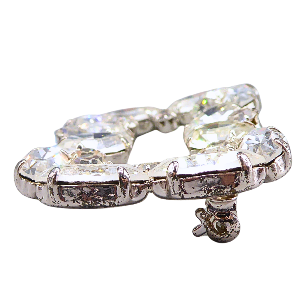 STRASS-SCHUHSCHNALLE MIT OPULENTEM KRISTALLBESATZ.