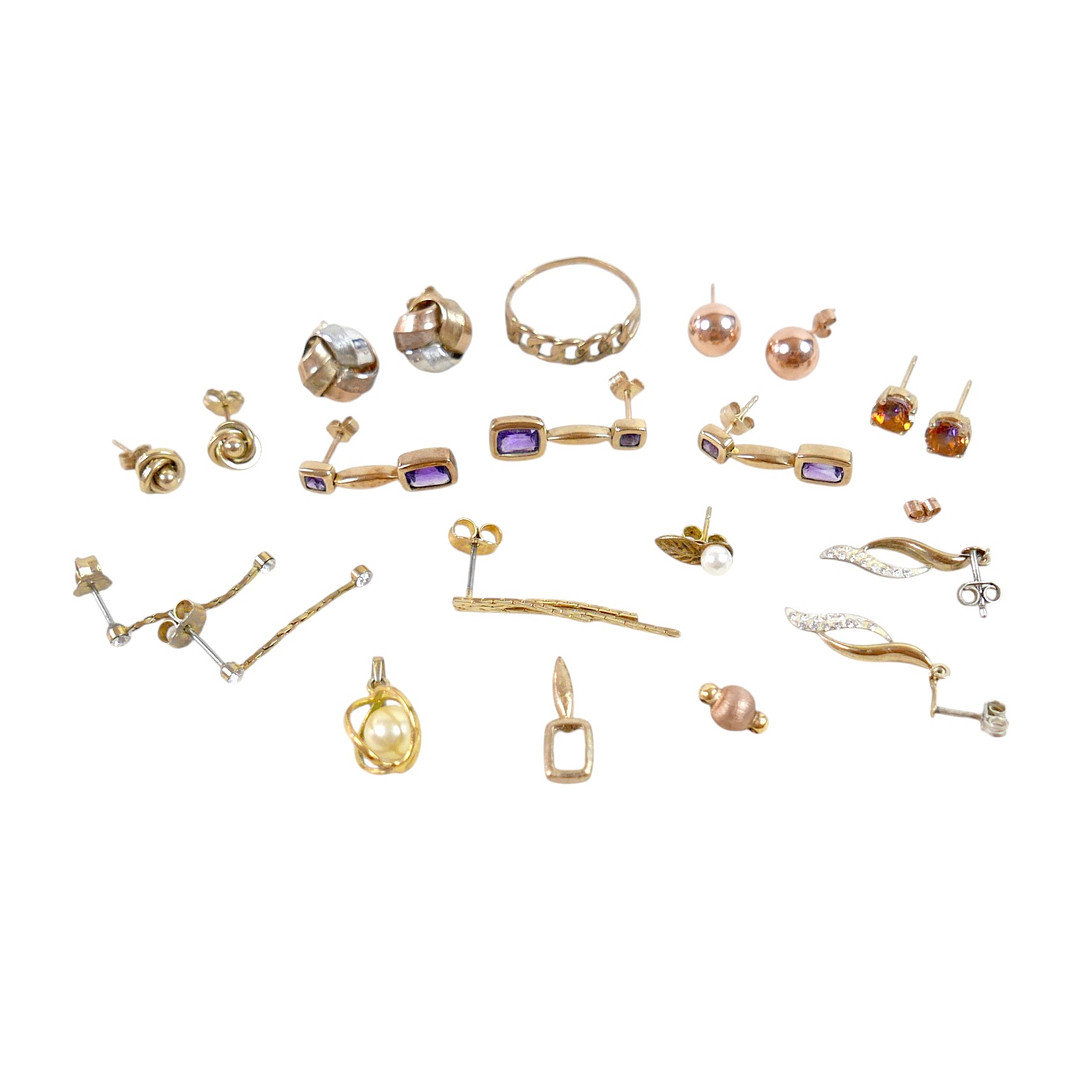 A COLLECTION OF 9CT GOLD EARRINGS AND GILT EARRINGS.