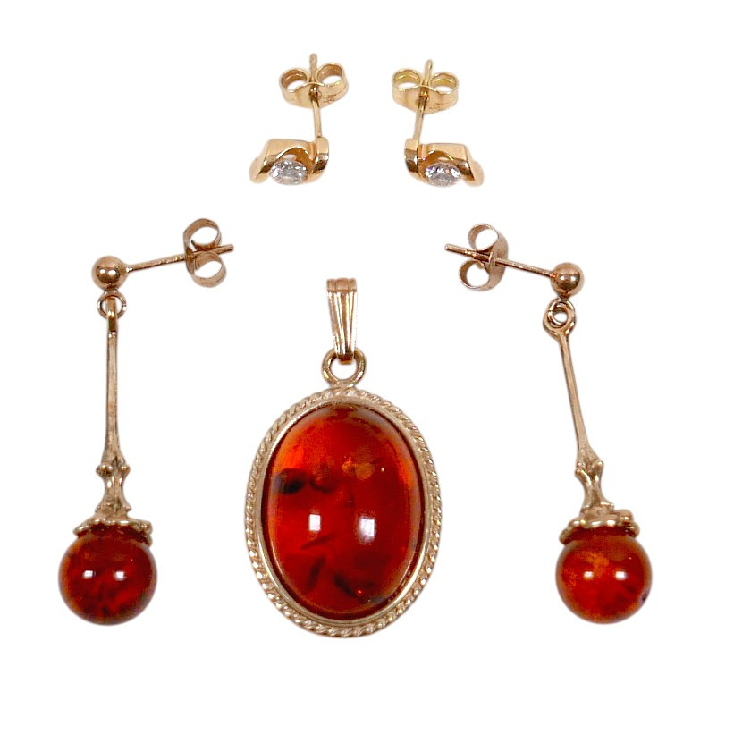 A PAIR OF 18CT YELLOW GOLD DIAMOND EARRINGS, 9CT AMBER PENDANT, GILT METAL AMBER EARRINGS.