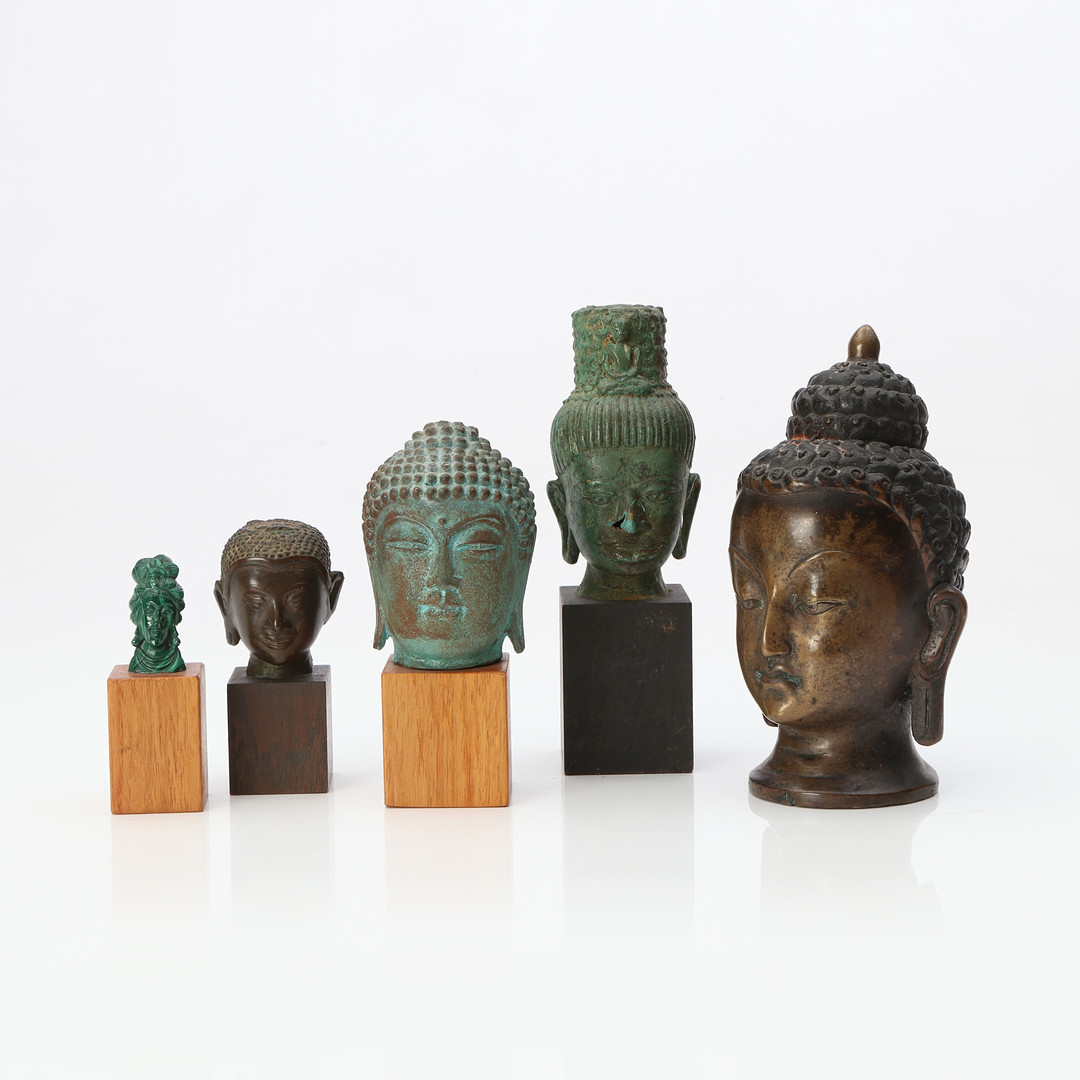 BUDDHAHUVUDEN, FEM ST. Brons, skuren sten m.m. 1900-tal till samtida tillverkning.