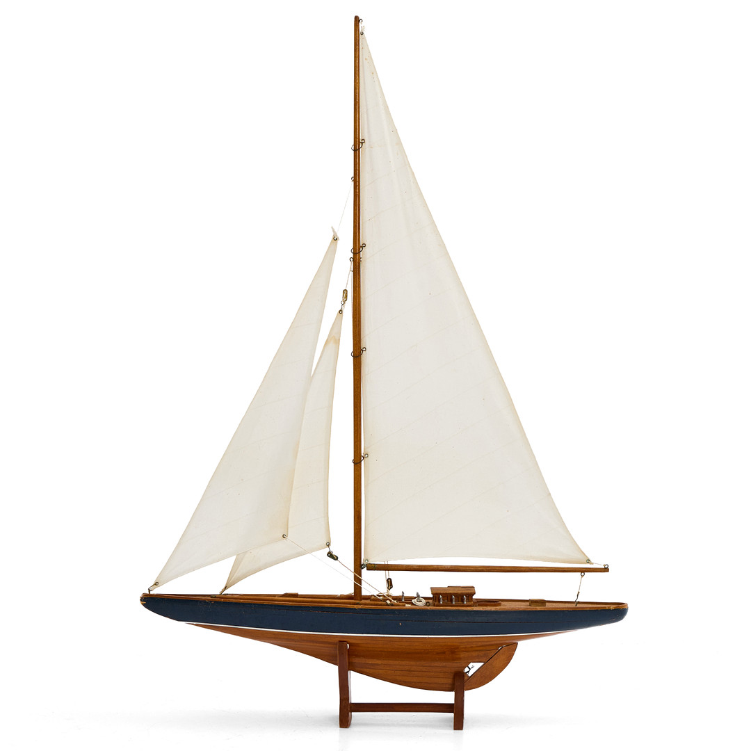 SEGELBÅTSMODELL, 1900-tal, enmastad segelbåt i trä, på ställning.