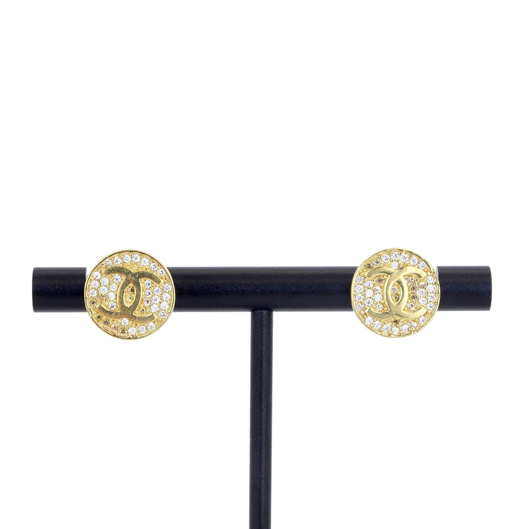 18CT GOLD DIAMOND SET STUD EARRINGS.