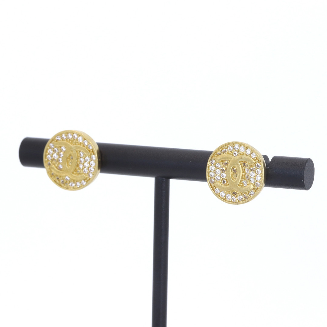 18CT GOLD DIAMOND SET STUD EARRINGS.