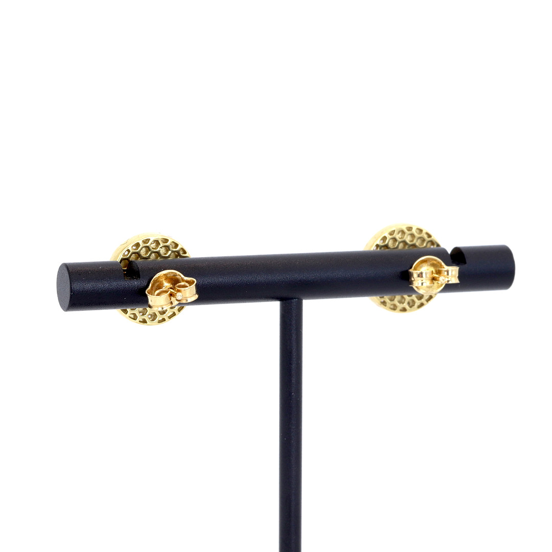 18CT GOLD DIAMOND SET STUD EARRINGS.