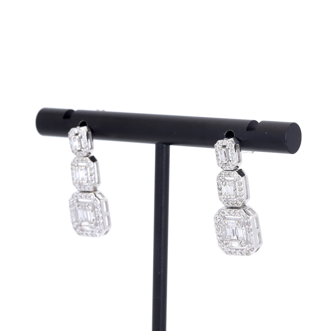 PLATINUM 2 CT DIAMOND DROP EARRINGS.