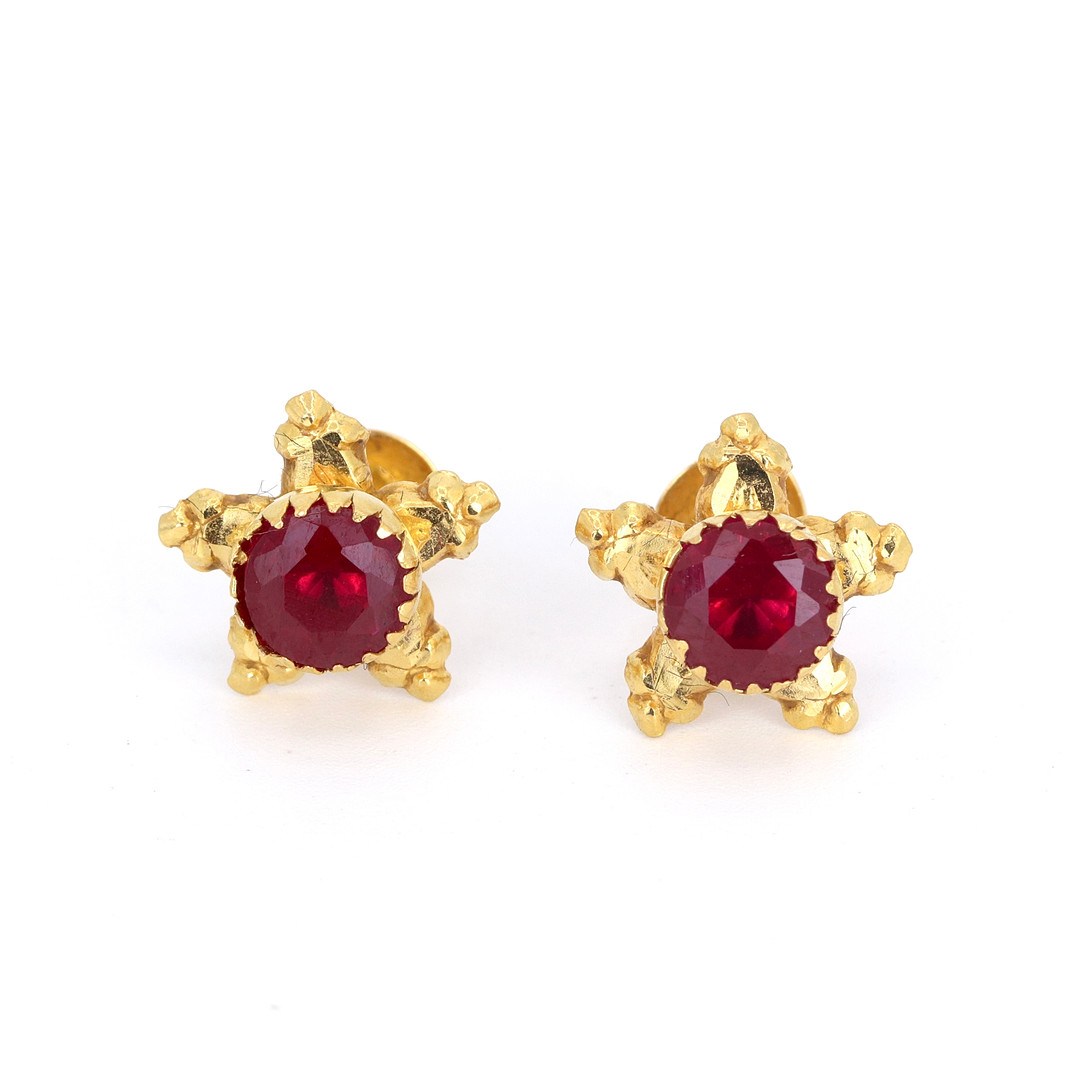 22CT GOLD RUBY SET STUD EARRINGS.