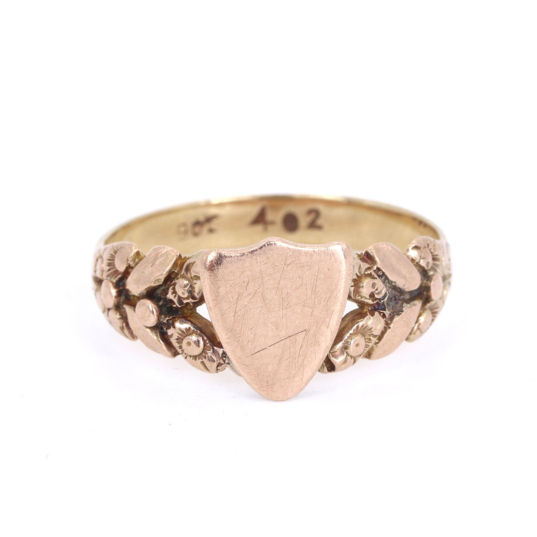 9CT YELLOW GOLD RING.