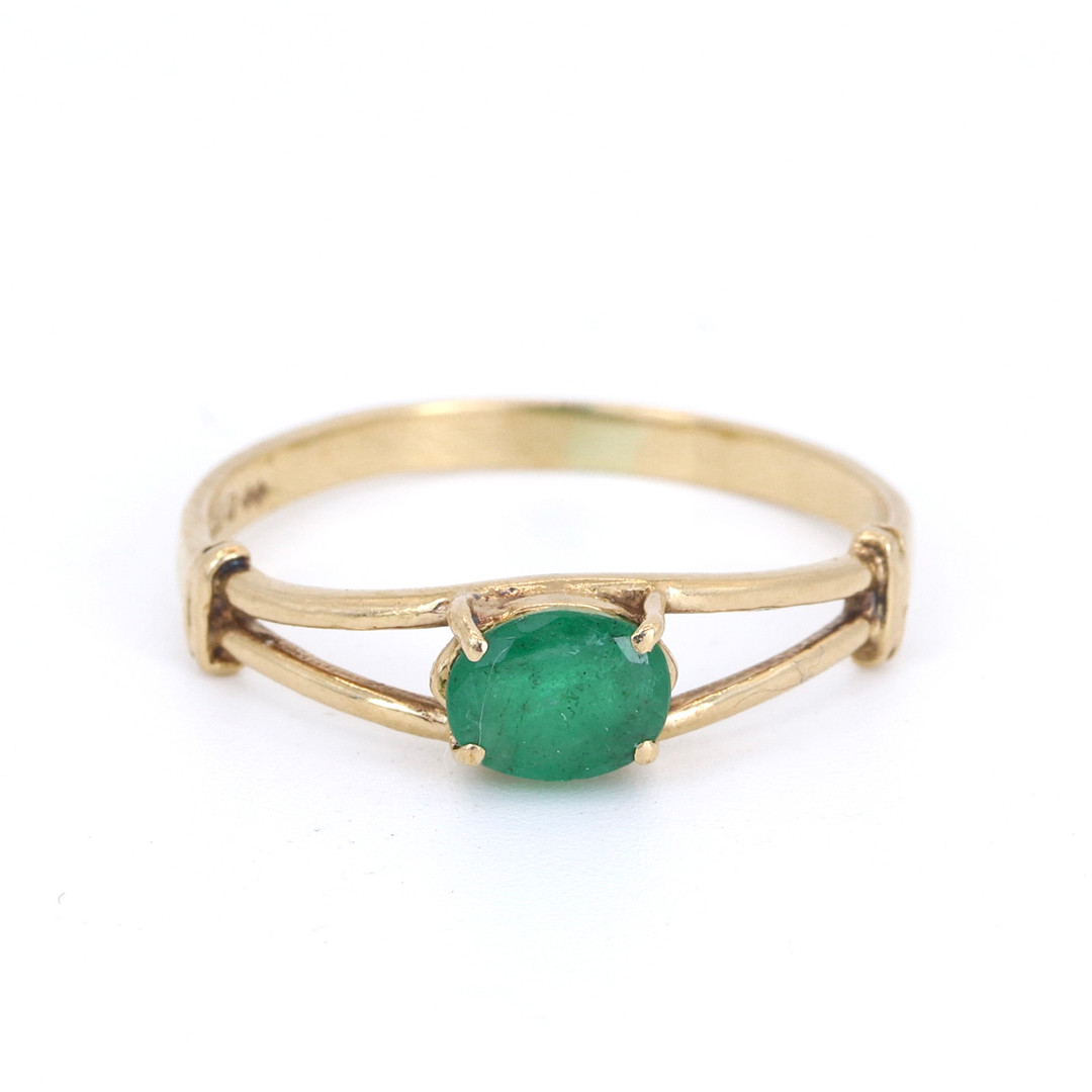 9CT YELLOW GOLD EMERALD SET RING.