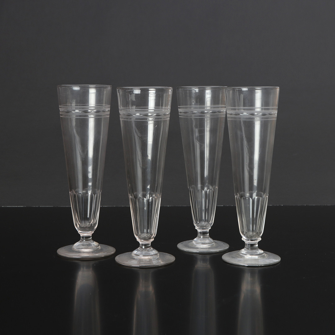 CHAMPAGNEGLAS, FYRA ST. Med slipad dekor samt bortslipat puntelmärke i botten. 18/1900-tal.