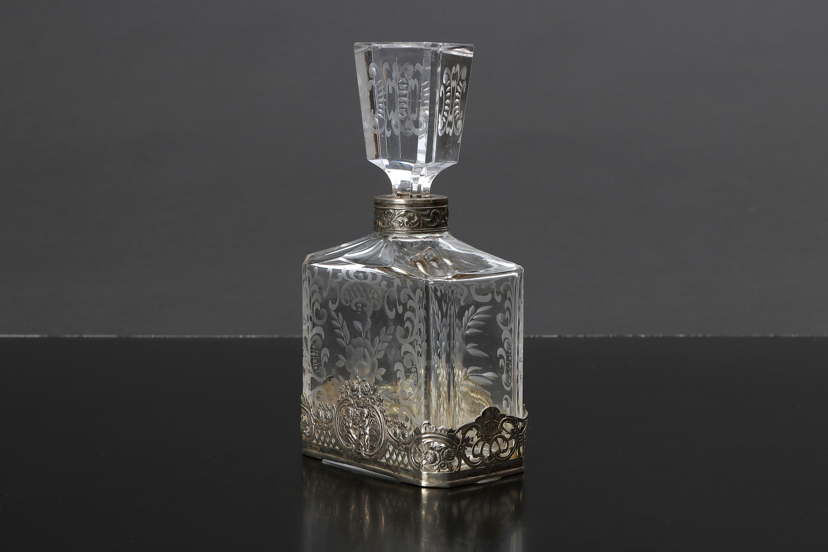 KARAFF. Glas med slipad dekor och silvermontering. 1900-tal.
