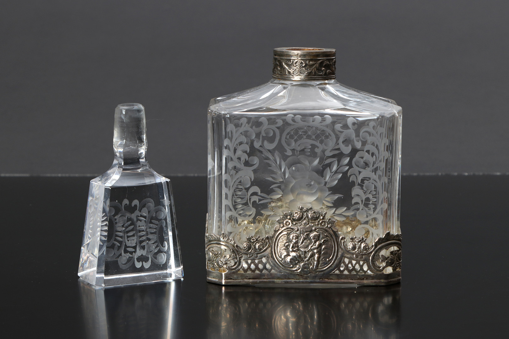 KARAFF. Glas med slipad dekor och silvermontering. 1900-tal.