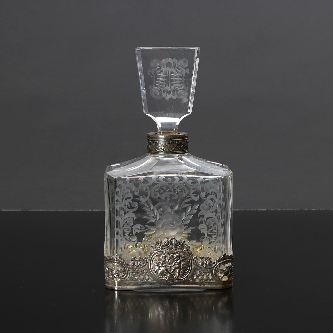 KARAFF. Glas med slipad dekor och silvermontering. 1900-tal.