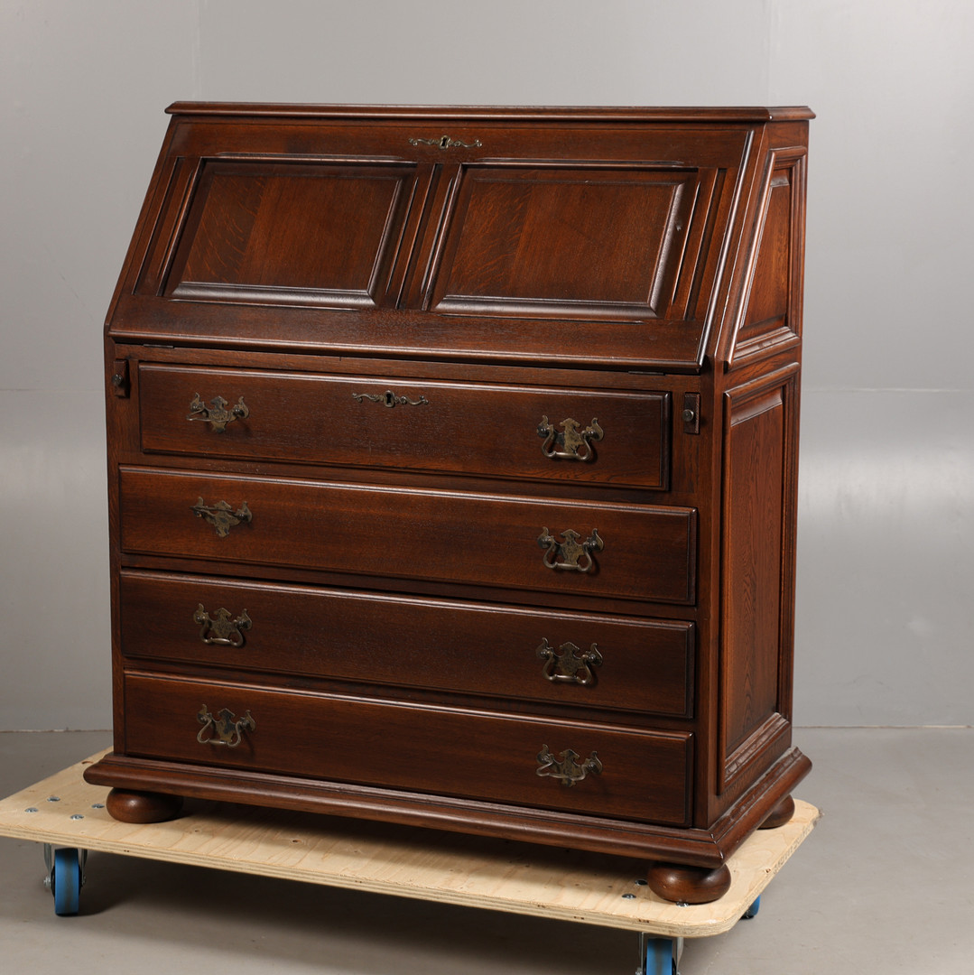 A 20TH CENTURY OAK BUREAU.