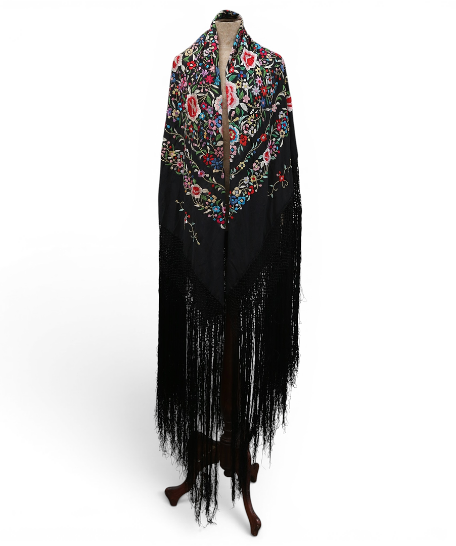 Manila shawl in black embroidered silk crêpe, second half of the 20th Century.
