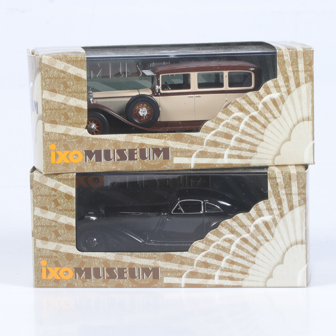 MODELLBILAR, 2 st, metall/resin. Bl.a Mercedes Benz 500K, 1935, IXO Models, skala 1:43.