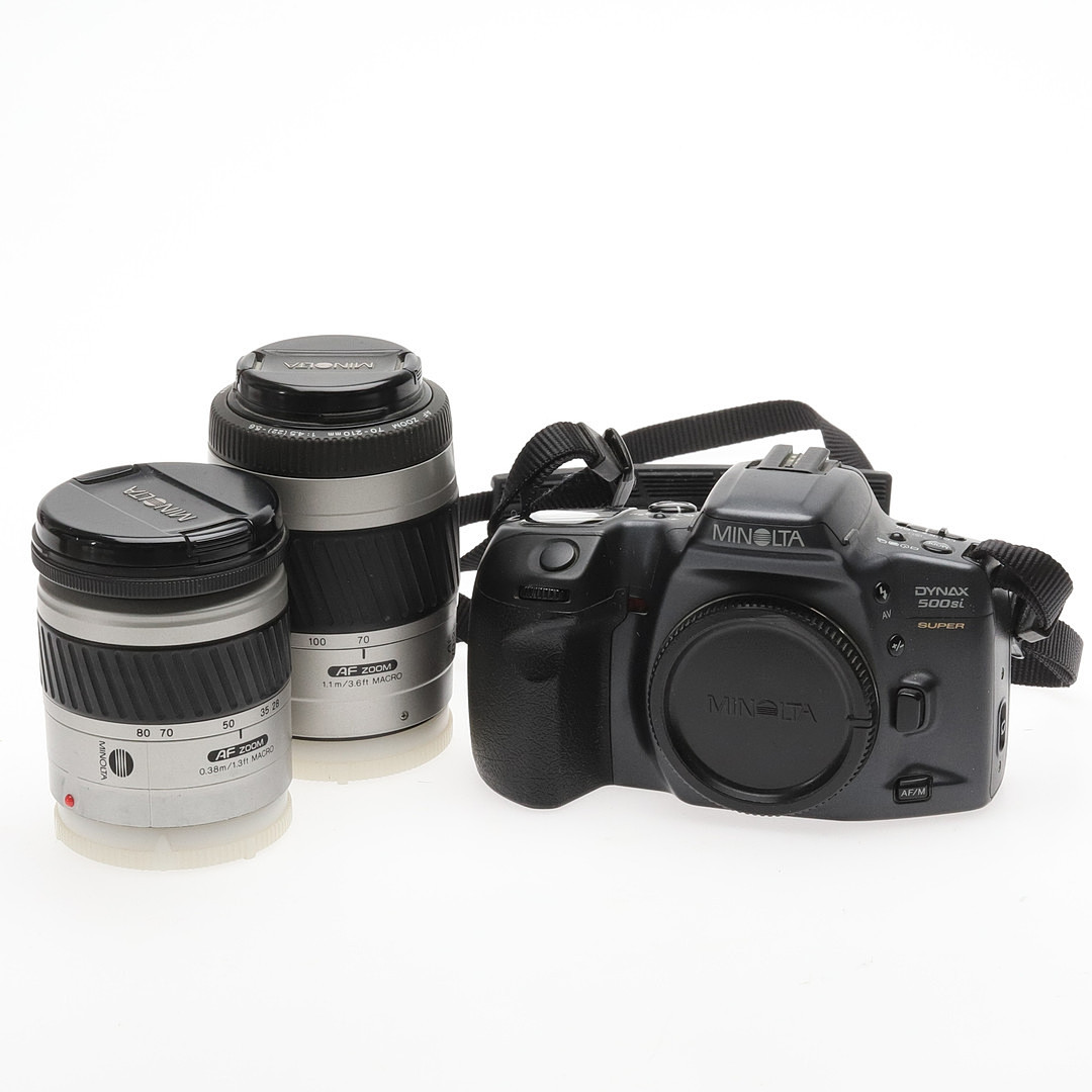 PARTI MINOLTA, 2 st objektiv "AF 70-210, AF 28-80", 1 st kamerahus "DYNAX 500 si", 3 delar.