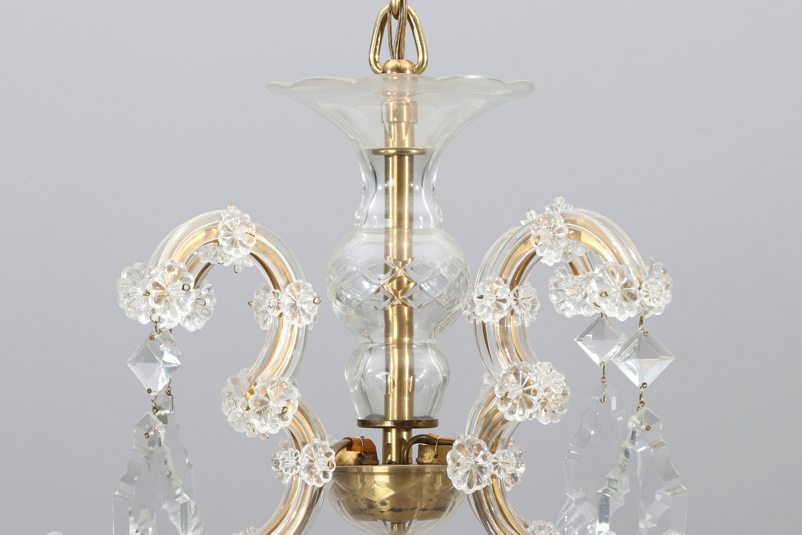 LJUSKRONA MED PRISMOR. Glas och bronserad metall. Venetiansk stil, 1900-talets andra hälft.
