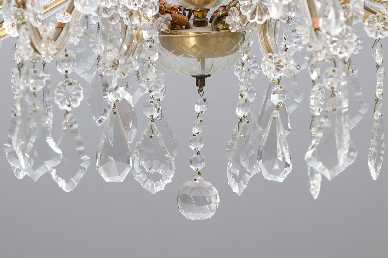 LJUSKRONA MED PRISMOR. Glas och bronserad metall. Venetiansk stil, 1900-talets andra hälft.