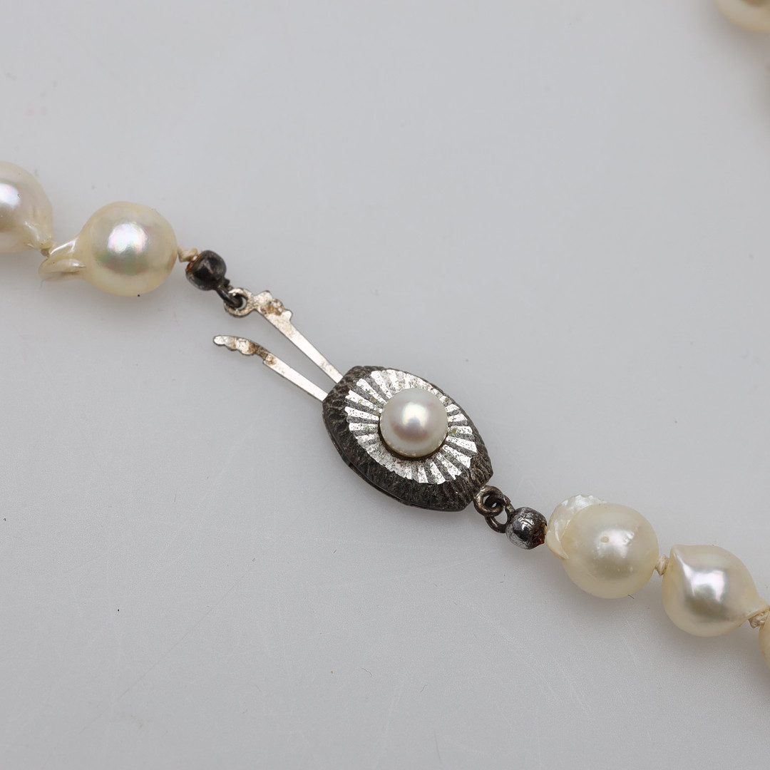 PÄRLCOLLIER med silverlås.
