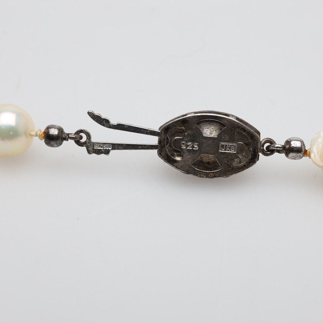 PÄRLCOLLIER med silverlås.