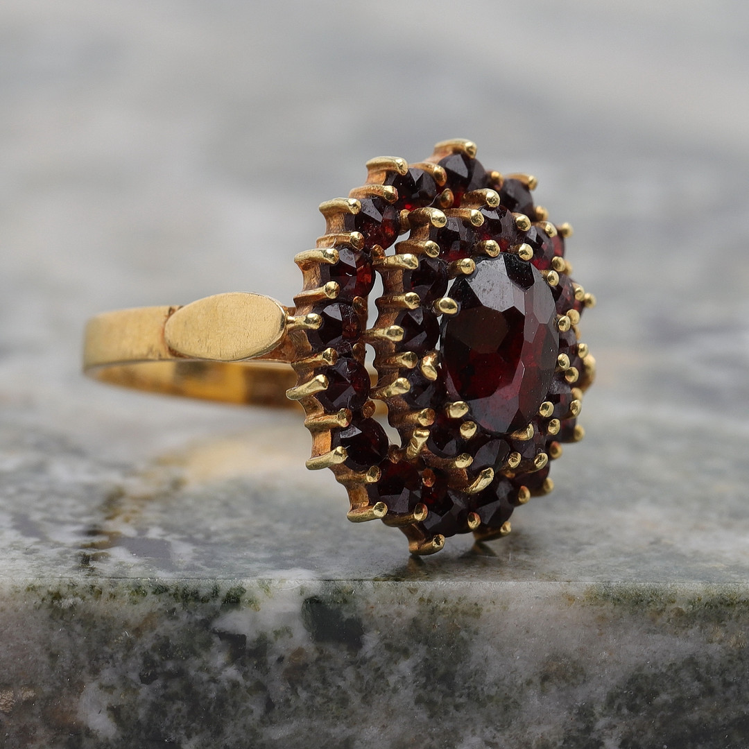 RING, 18k guld, med stenar, totalvikt ca 5,06g.