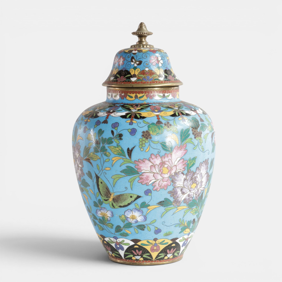 Japansk lågvase af Cloisonné, dekoreret med blomster og bladværk. Japan, 20. årh.