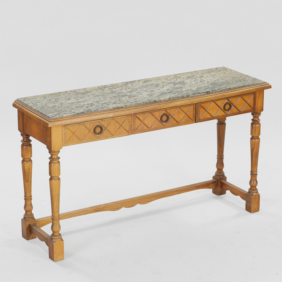 Konsolbord af eg med marmorplade og skuffer, antageligt Sverige, 19000-tallets første halvdel.