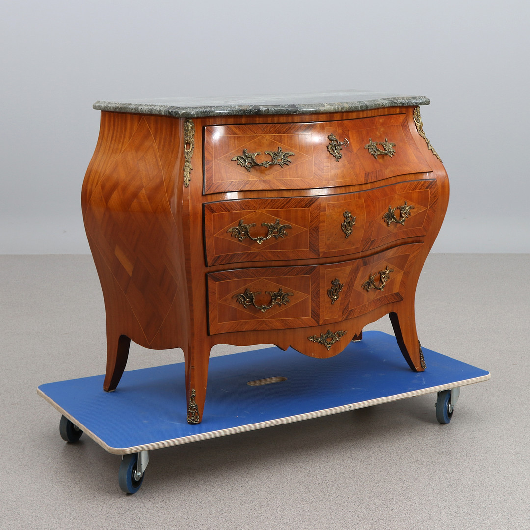 BYRÅ MED MARMORSKIVA. Mahogny med mässingsbeslag. Rokokostil, 1900-talets mitt.