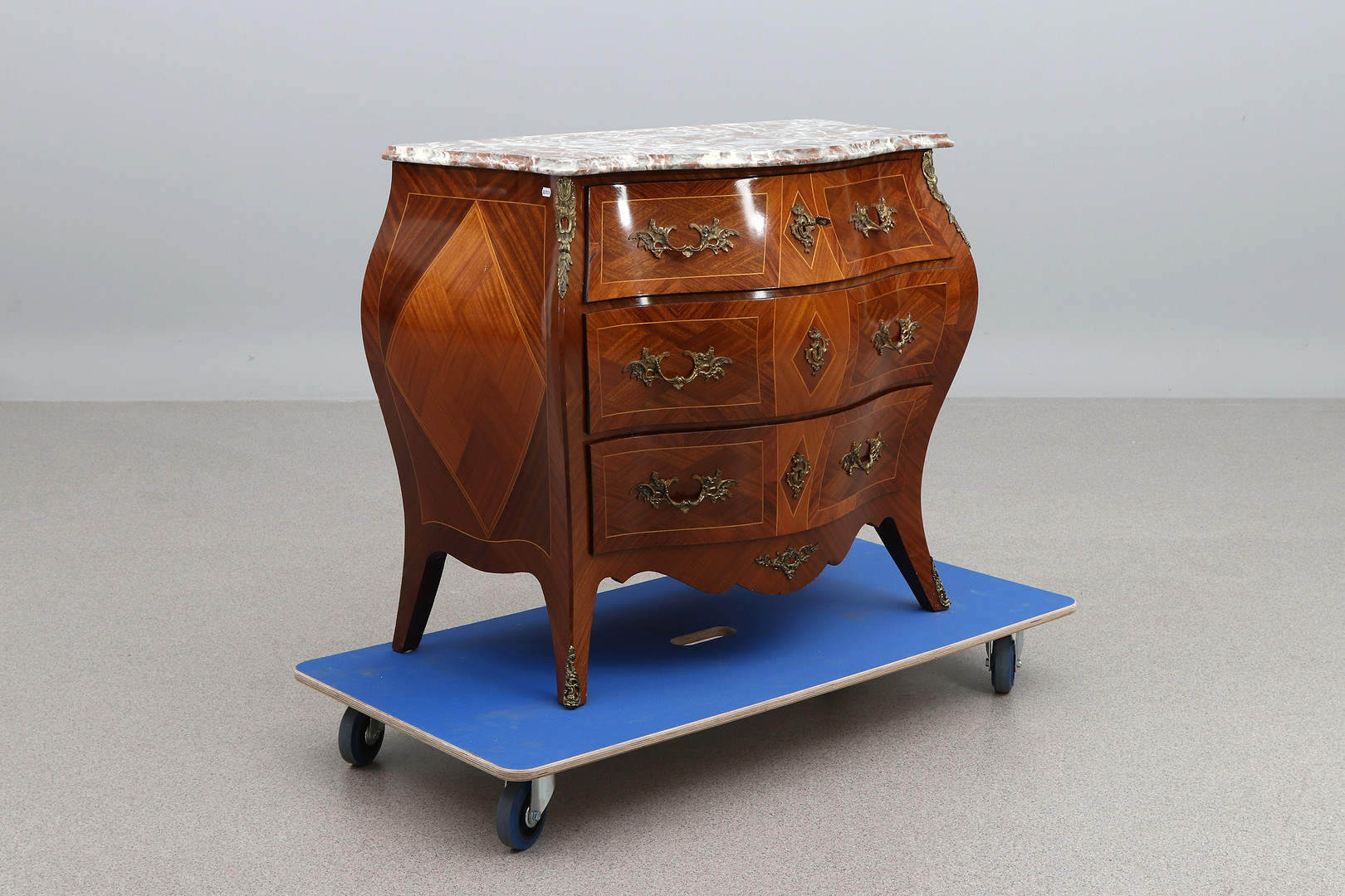 BYRÅ MED MARMORSKIVA. Mahogny med mässingsbeslag. Rokokostil, 1900-talets mitt.