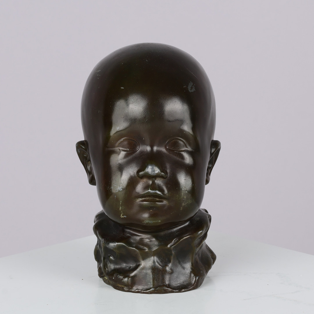 JUST ANDERSEN. Barnehoved, diskometal, formgivet i 1942.