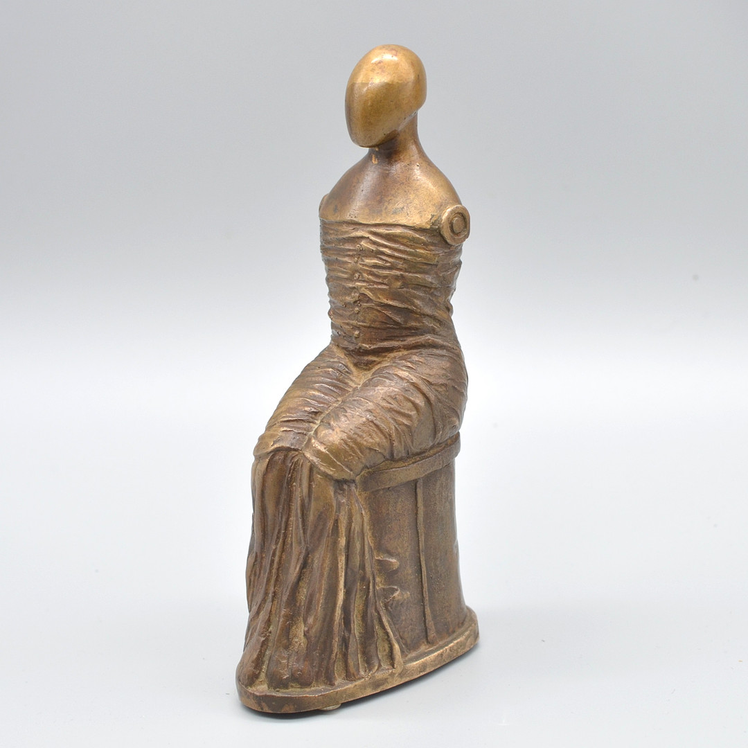 EDGAR AUGUSTIN (1936–1996). KLEINE SITZENDE FIGUR, BRONZE, MONOGRAMMIERT, 1975, KUNSTGIESSEREI SCHMÄKE (DÜSSELDORF).